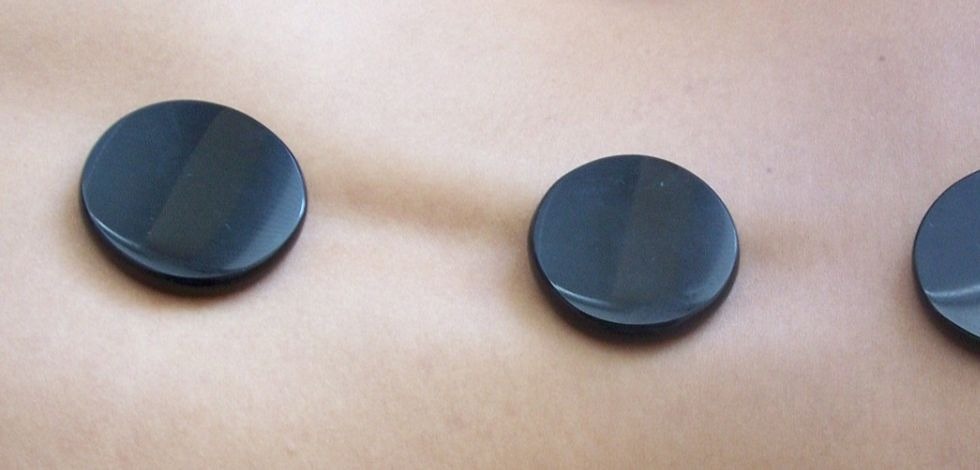 Masaje con piedras calientes, qué es y cuáles son los beneficios
